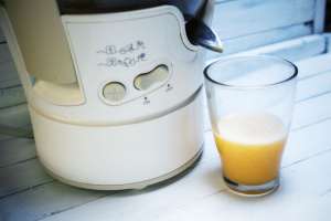 What is a Cold Press Juicer? Juicer and glass of juice